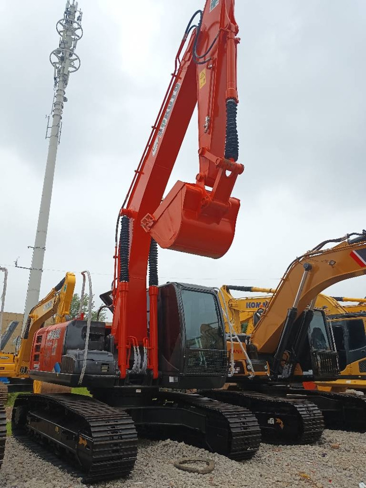 Hitachi ZX 200  - Lánctalpas kotró: 1 kép. Hitachi ZX 200  - Lánctalpas kotró: 1 kép.