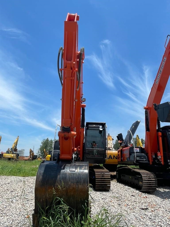 Hitachi ZX 200 - Lánctalpas kotró: 2 kép. Hitachi ZX 200 - Lánctalpas kotró: 2 kép.