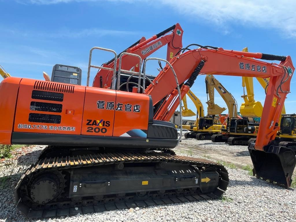 Hitachi ZX 200 - Lánctalpas kotró: 1 kép. Hitachi ZX 200 - Lánctalpas kotró: 1 kép.