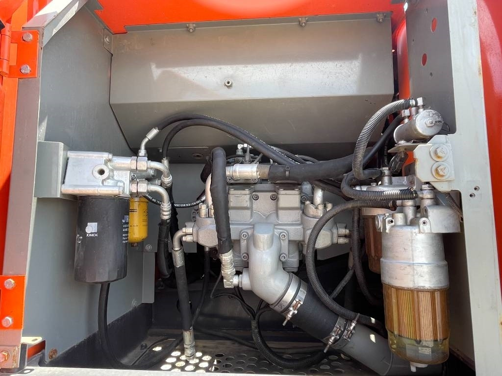 Hitachi ZX 200 - Lánctalpas kotró: 5 kép. Hitachi ZX 200 - Lánctalpas kotró: 5 kép.