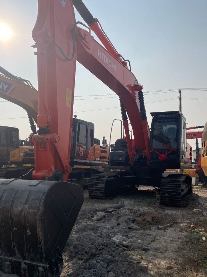 Hitachi ZX 210 - Lánctalpas kotró: 4 kép. Hitachi ZX 210 - Lánctalpas kotró: 4 kép.