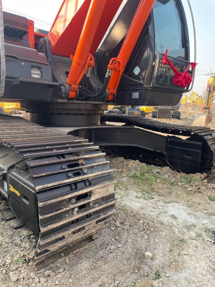 Hitachi ZX 210 - Lánctalpas kotró: 5 kép. Hitachi ZX 210 - Lánctalpas kotró: 5 kép.