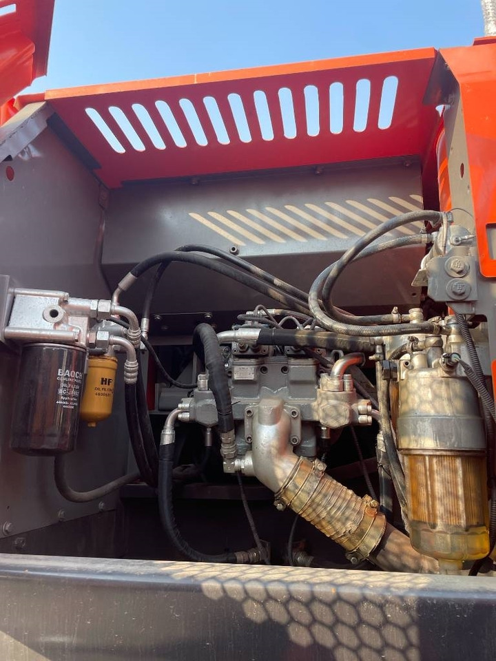 Hitachi ZX 210 - Lánctalpas kotró: 5 kép. Hitachi ZX 210 - Lánctalpas kotró: 5 kép.