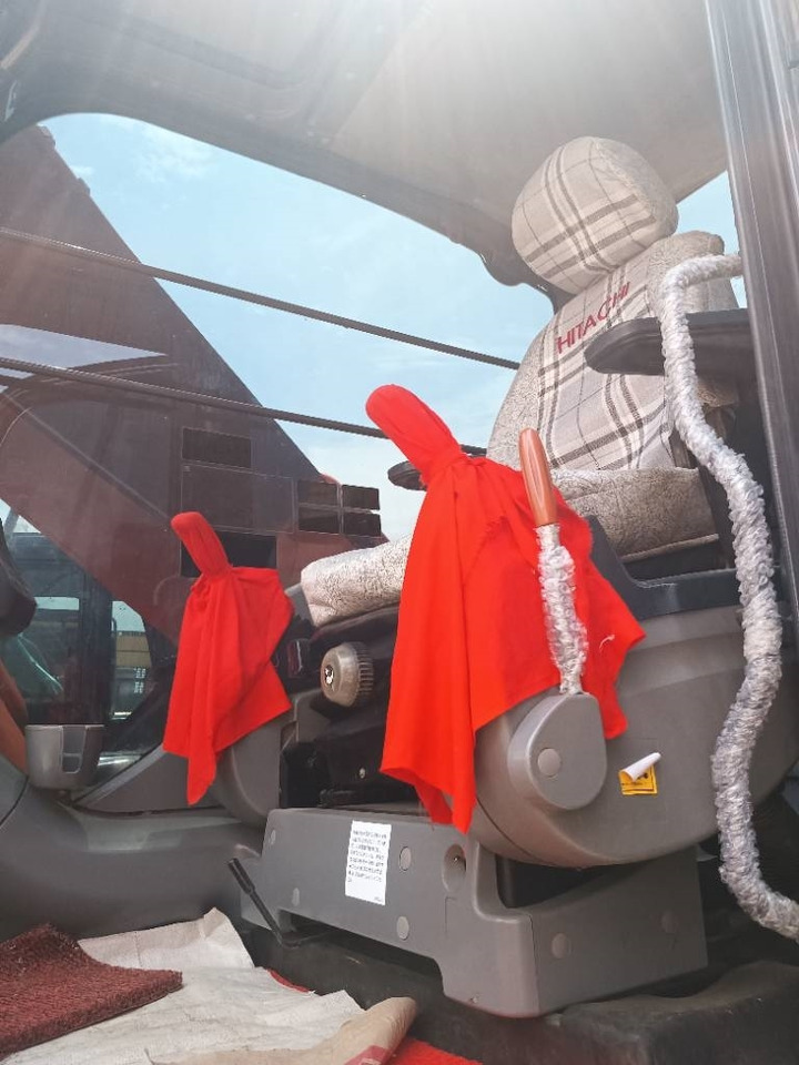 Hitachi ZX 240 - Lánctalpas kotró: 2 kép. Hitachi ZX 240 - Lánctalpas kotró: 2 kép.