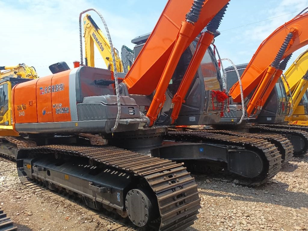 Hitachi ZX 240 - Lánctalpas kotró: 4 kép. Hitachi ZX 240 - Lánctalpas kotró: 4 kép.