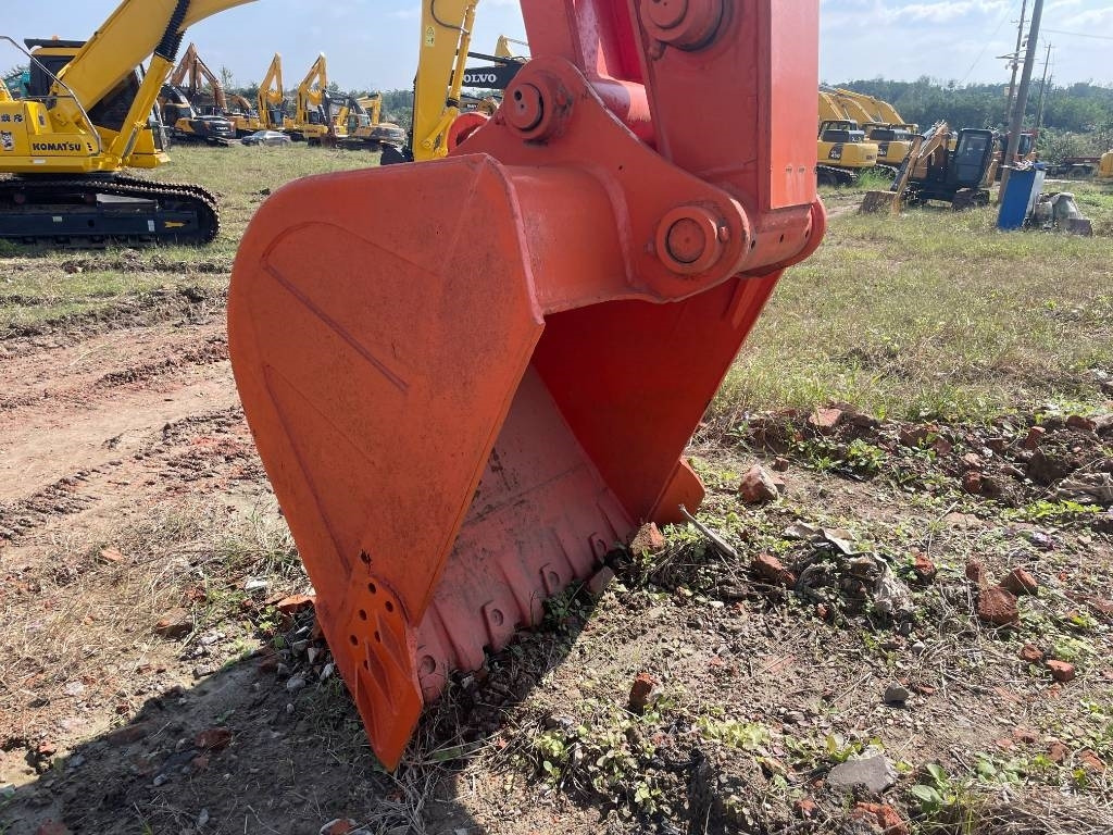 Hitachi ZX 240 - Lánctalpas kotró: 5 kép. Hitachi ZX 240 - Lánctalpas kotró: 5 kép.