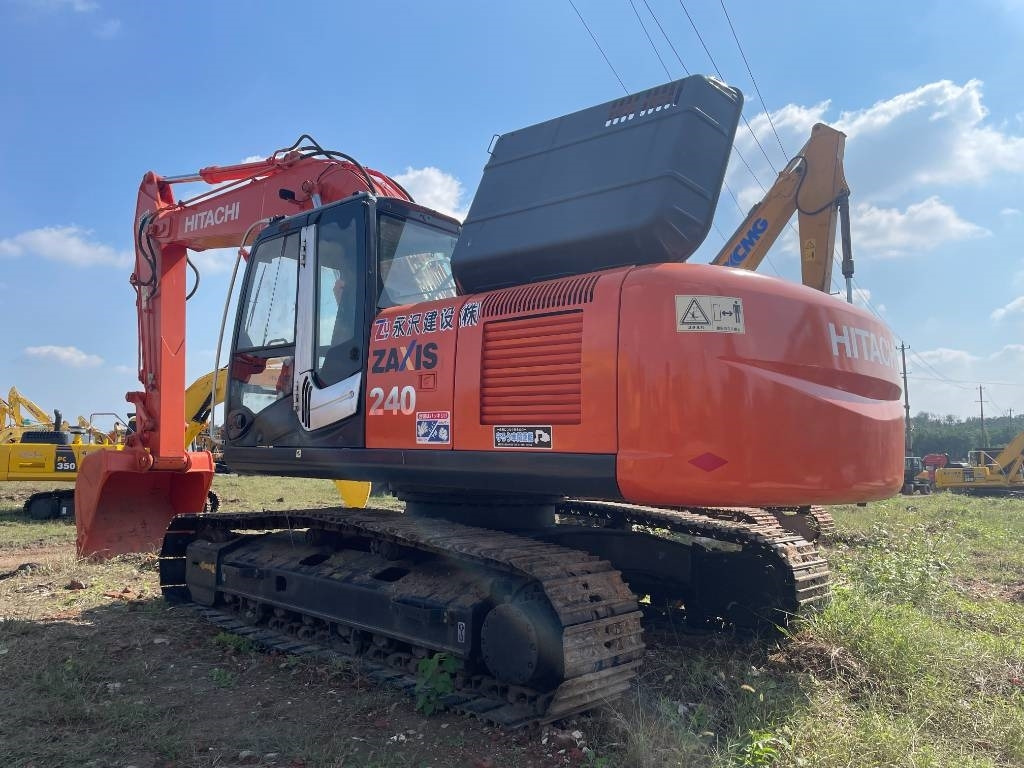 Hitachi ZX 240 - Lánctalpas kotró: 4 kép. Hitachi ZX 240 - Lánctalpas kotró: 4 kép.