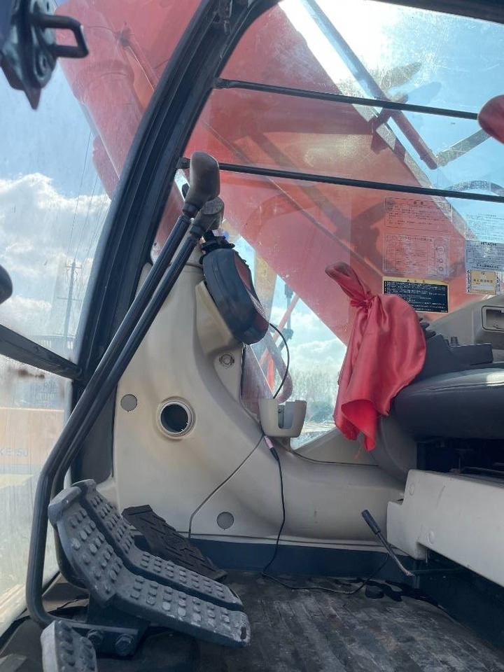 Hitachi ZX 240 - Lánctalpas kotró: 3 kép. Hitachi ZX 240 - Lánctalpas kotró: 3 kép.