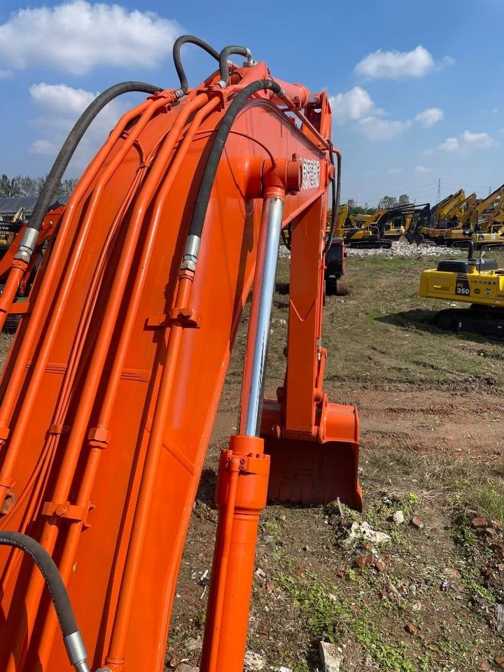 Lánctalpas kotró Hitachi ZX 240: 6 kép. Lánctalpas kotró Hitachi ZX 240: 6 kép.