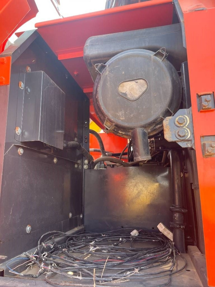 Lánctalpas kotró Hitachi ZX 240: 8 kép. Lánctalpas kotró Hitachi ZX 240: 8 kép.