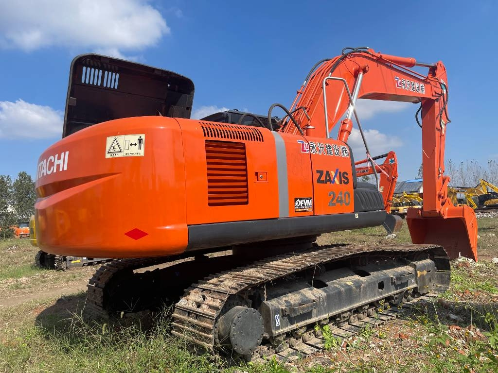 Hitachi ZX 240 - Lánctalpas kotró: 1 kép. Hitachi ZX 240 - Lánctalpas kotró: 1 kép.