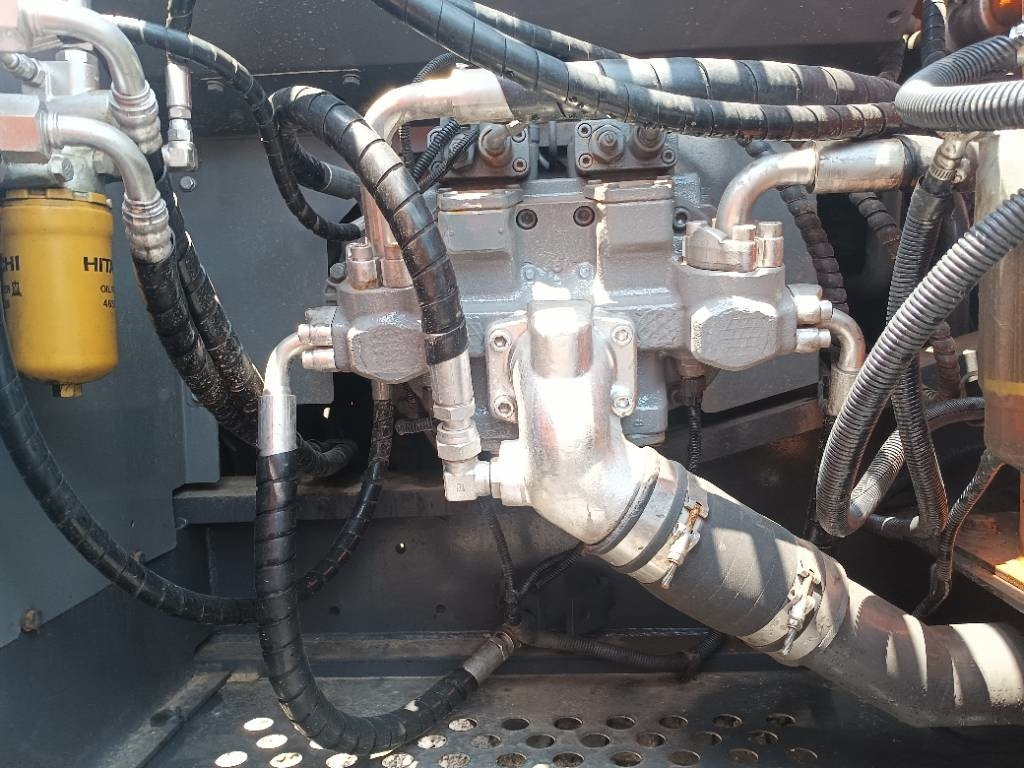 Hitachi ZX 240 - Lánctalpas kotró: 5 kép. Hitachi ZX 240 - Lánctalpas kotró: 5 kép.