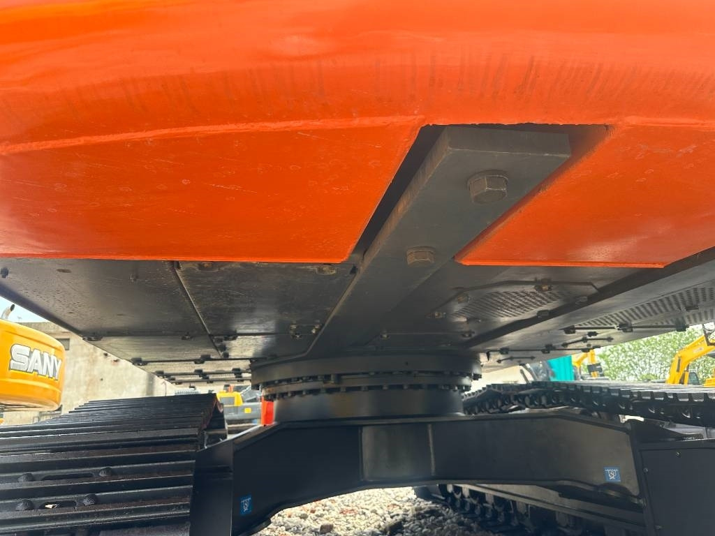 Hitachi ZX 350 - Lánctalpas kotró: 4 kép. Hitachi ZX 350 - Lánctalpas kotró: 4 kép.