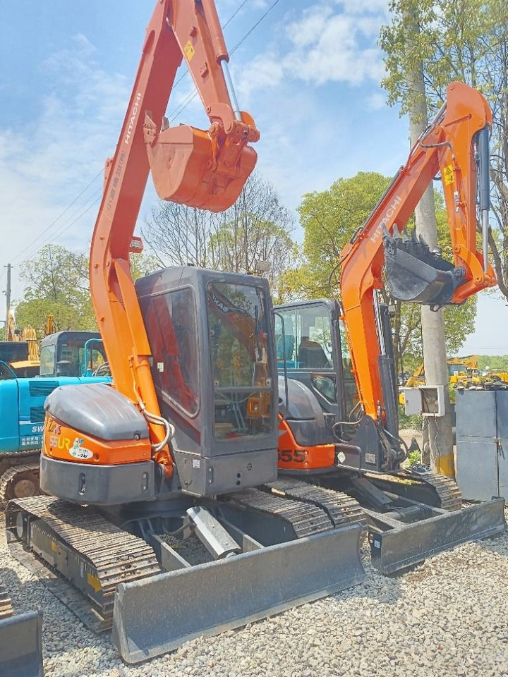 Hitachi ZX 55 - Lánctalpas kotró: 2 kép. Hitachi ZX 55 - Lánctalpas kotró: 2 kép.