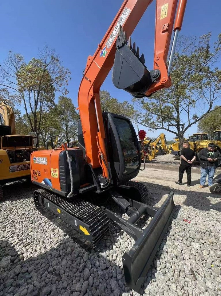 Hitachi ZX 60 - Minikotró: 2 kép. Hitachi ZX 60 - Minikotró: 2 kép.