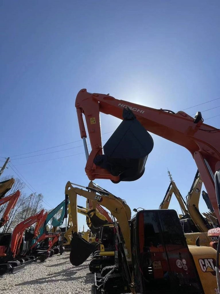 Hitachi ZX 60 - Minikotró: 4 kép. Hitachi ZX 60 - Minikotró: 4 kép.