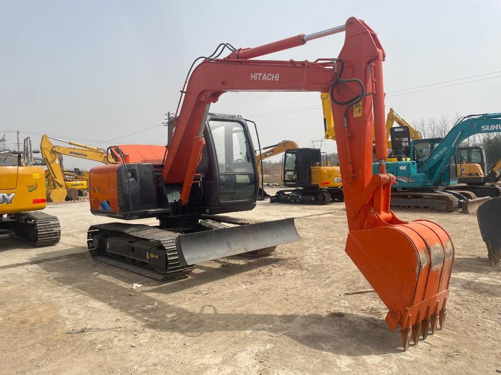 Hitachi ZX 70 - Minikotró: 2 kép. Hitachi ZX 70 - Minikotró: 2 kép.