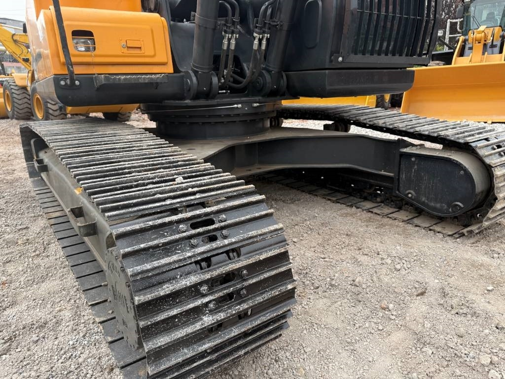 Lánctalpas kotró Hyundai HX 220: 6 kép. Lánctalpas kotró Hyundai HX 220: 6 kép.