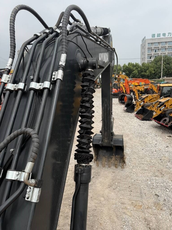 Lánctalpas kotró Hyundai HX 220: 8 kép. Lánctalpas kotró Hyundai HX 220: 8 kép.