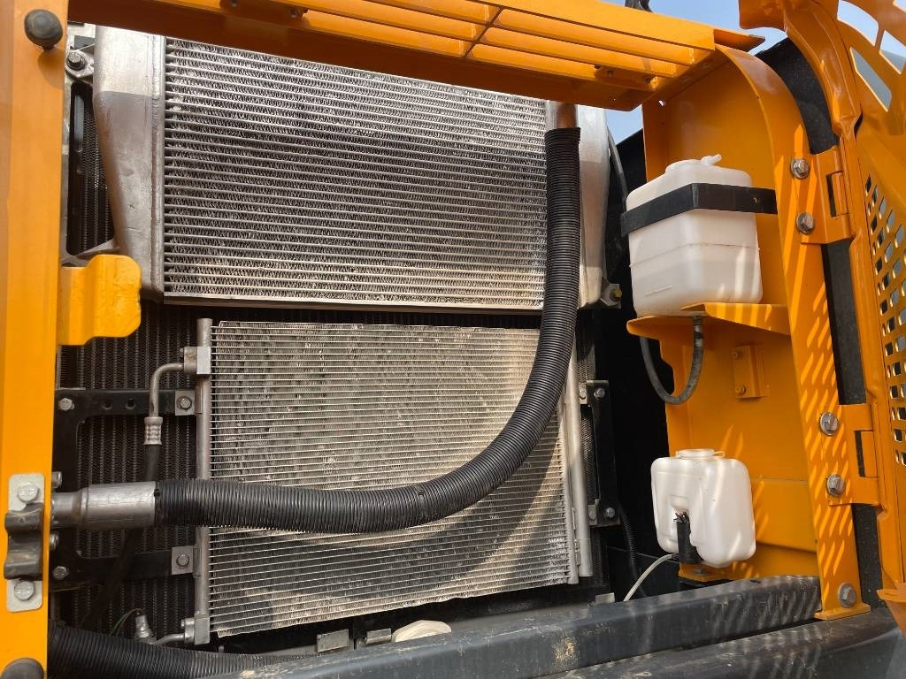 Hyundai R220-9S - Lánctalpas kotró: 2 kép. Hyundai R220-9S - Lánctalpas kotró: 2 kép.