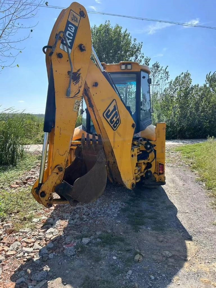 JCB 3 CX - Kotrórakodó: 2 kép. JCB 3 CX - Kotrórakodó: 2 kép.