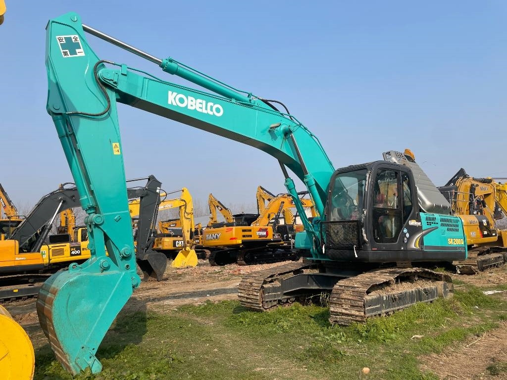 Kobelco SK 200 - Lánctalpas kotró: 5 kép. Kobelco SK 200 - Lánctalpas kotró: 5 kép.