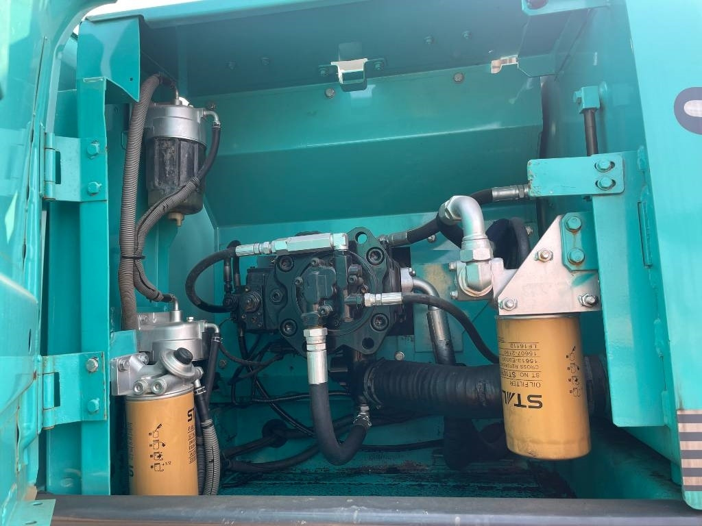 Kobelco SK 200 - Lánctalpas kotró: 3 kép. Kobelco SK 200 - Lánctalpas kotró: 3 kép.