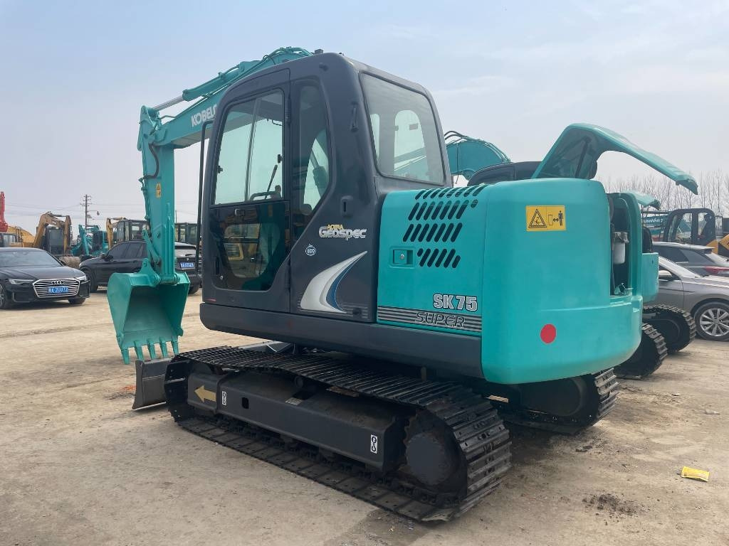 Kobelco SK 75 - Minikotró: 1 kép. Kobelco SK 75 - Minikotró: 1 kép.