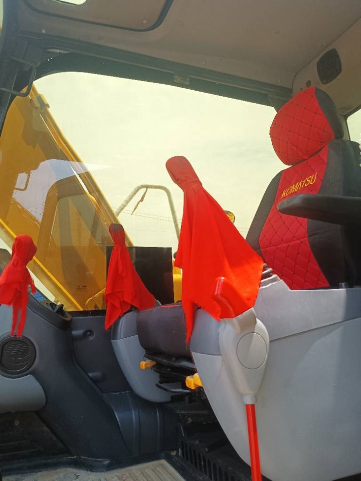 Komatsu PC 120 - Lánctalpas kotró: 5 kép. Komatsu PC 120 - Lánctalpas kotró: 5 kép.