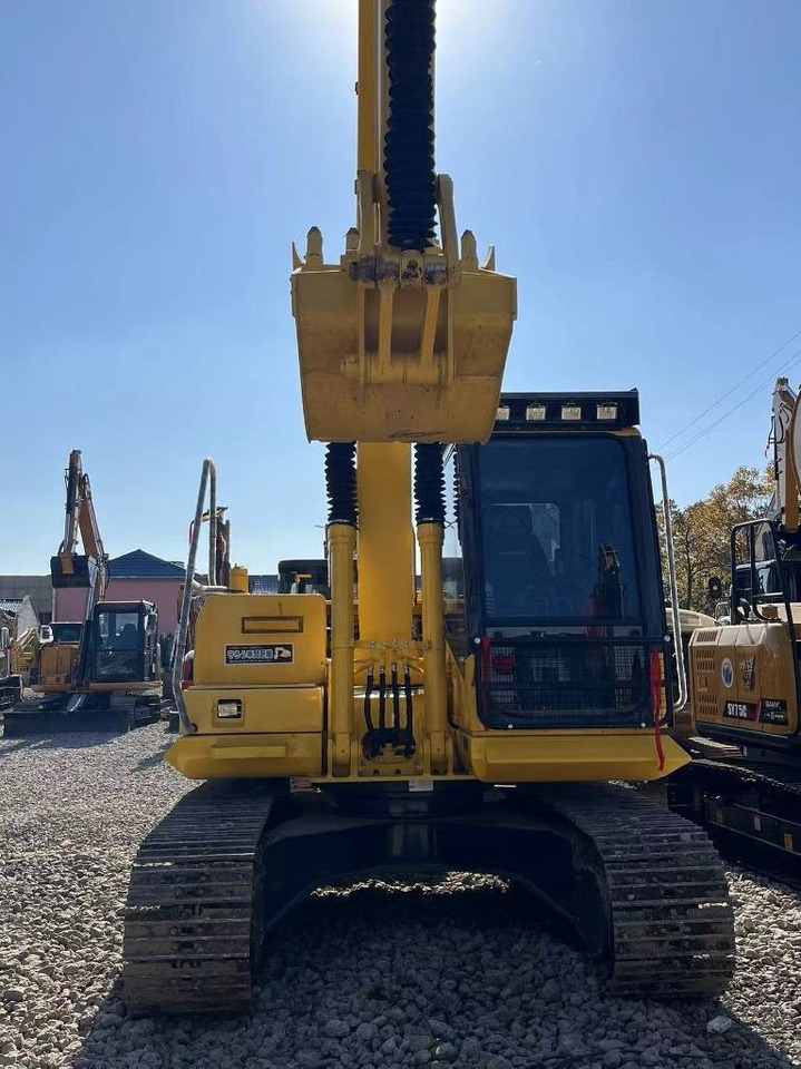 Komatsu PC 130 - Lánctalpas kotró: 5 kép. Komatsu PC 130 - Lánctalpas kotró: 5 kép.