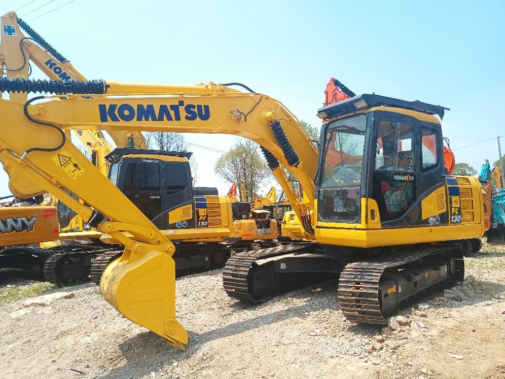 Komatsu PC 130 - Lánctalpas kotró: 4 kép. Komatsu PC 130 - Lánctalpas kotró: 4 kép.
