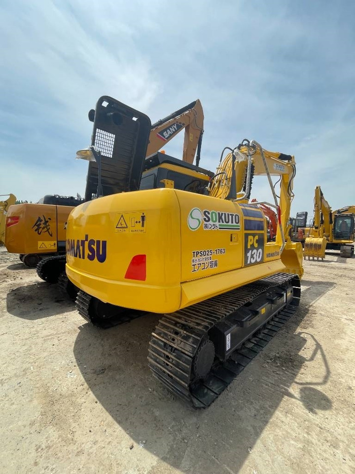 Komatsu PC 130 - Lánctalpas kotró: 5 kép. Komatsu PC 130 - Lánctalpas kotró: 5 kép.