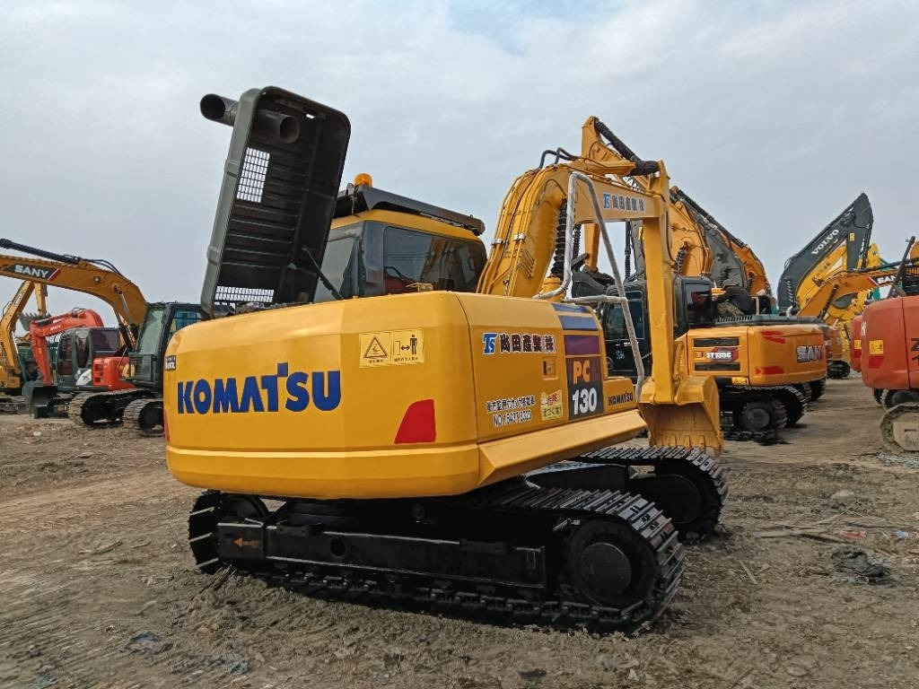 Komatsu PC 130 - Lánctalpas kotró: 2 kép. Komatsu PC 130 - Lánctalpas kotró: 2 kép.