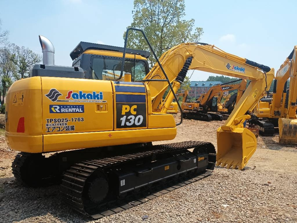 Komatsu PC 130 - Lánctalpas kotró: 1 kép. Komatsu PC 130 - Lánctalpas kotró: 1 kép.