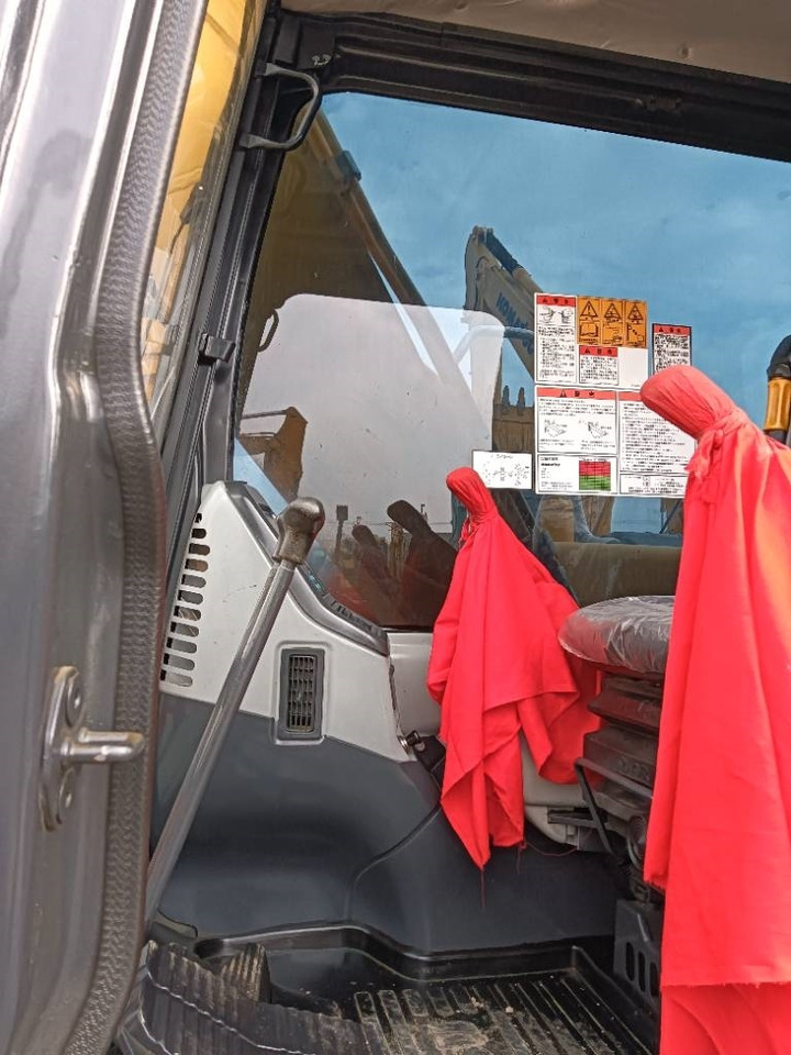 Komatsu PC 130 - Lánctalpas kotró: 4 kép. Komatsu PC 130 - Lánctalpas kotró: 4 kép.