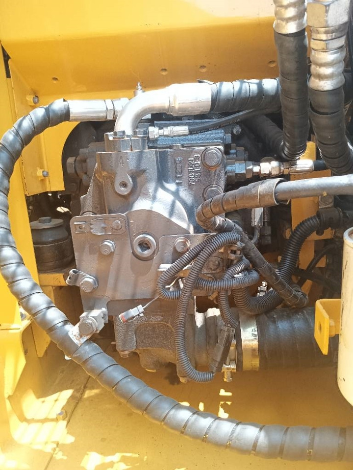Komatsu PC 130 - Lánctalpas kotró: 2 kép. Komatsu PC 130 - Lánctalpas kotró: 2 kép.
