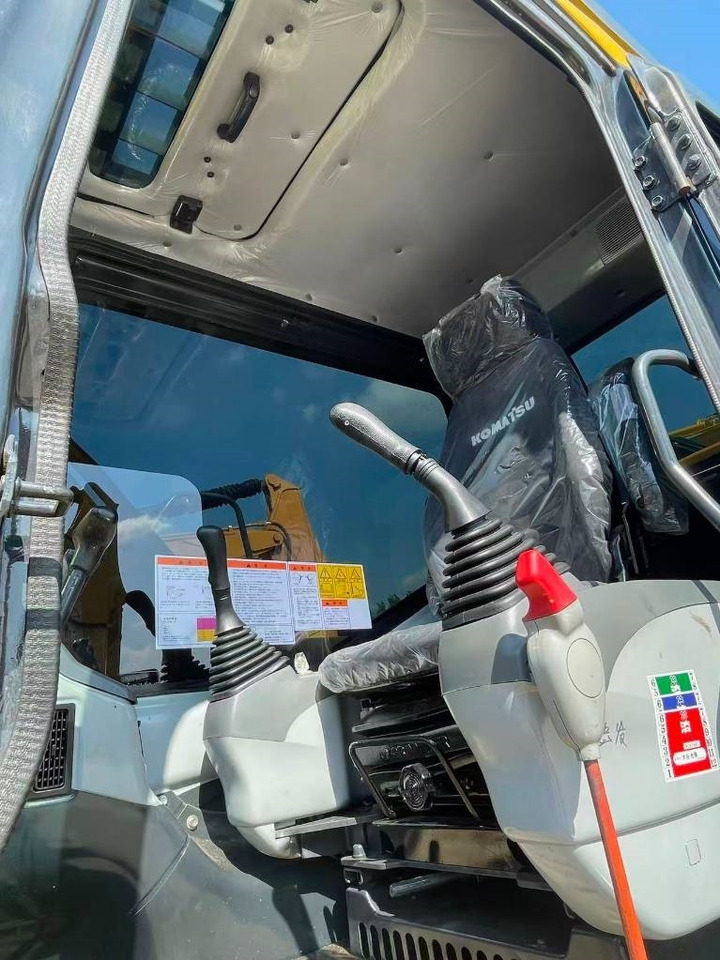 Komatsu PC 130 - Lánctalpas kotró: 4 kép. Komatsu PC 130 - Lánctalpas kotró: 4 kép.