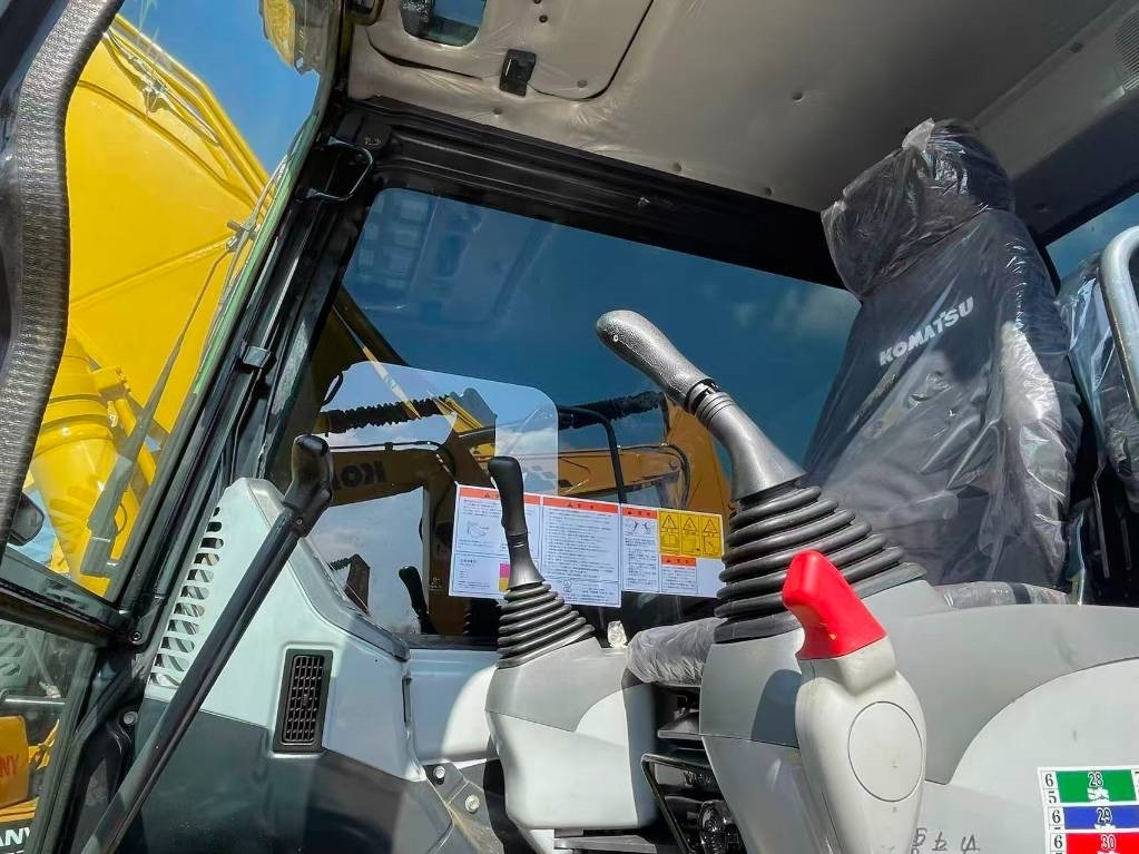 Komatsu PC 130 - Lánctalpas kotró: 2 kép. Komatsu PC 130 - Lánctalpas kotró: 2 kép.