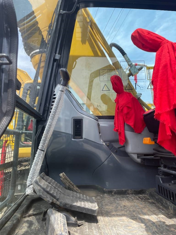 Komatsu PC 130 - Lánctalpas kotró: 4 kép. Komatsu PC 130 - Lánctalpas kotró: 4 kép.