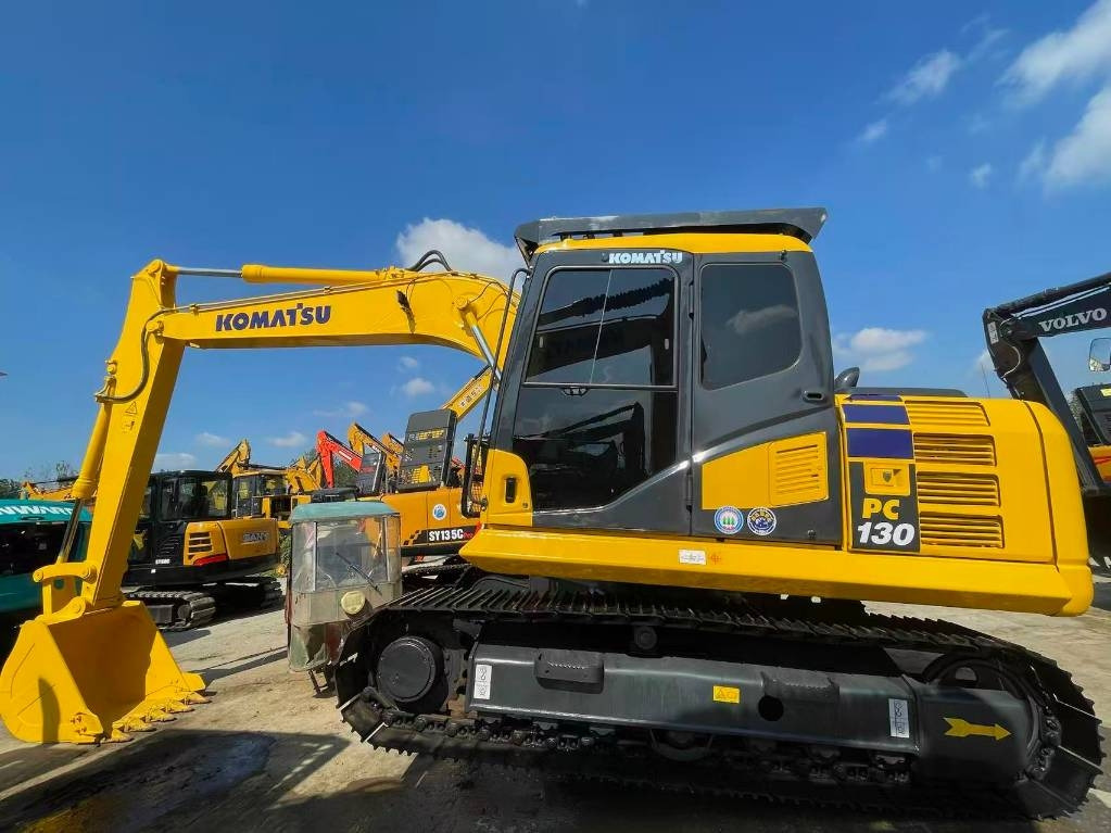 Komatsu PC 130 - Lánctalpas kotró: 1 kép. Komatsu PC 130 - Lánctalpas kotró: 1 kép.