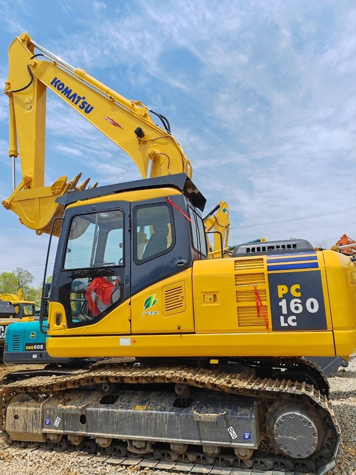 Komatsu PC 160 LC - Lánctalpas kotró: 3 kép. Komatsu PC 160 LC - Lánctalpas kotró: 3 kép.