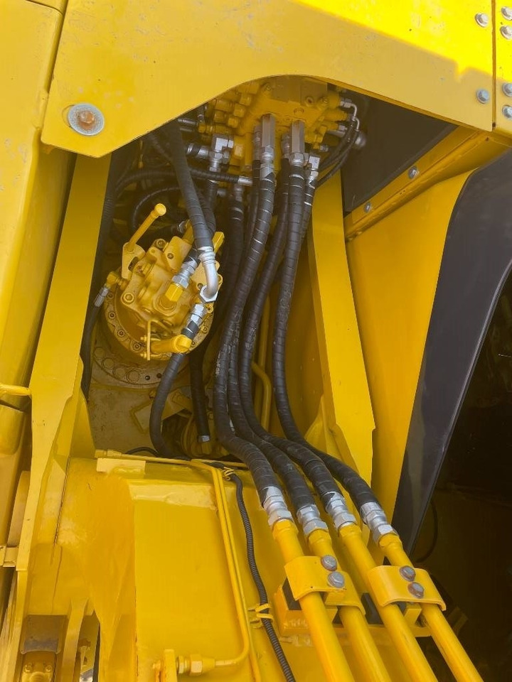 Komatsu PC 160 LC - Lánctalpas kotró: 3 kép. Komatsu PC 160 LC - Lánctalpas kotró: 3 kép.