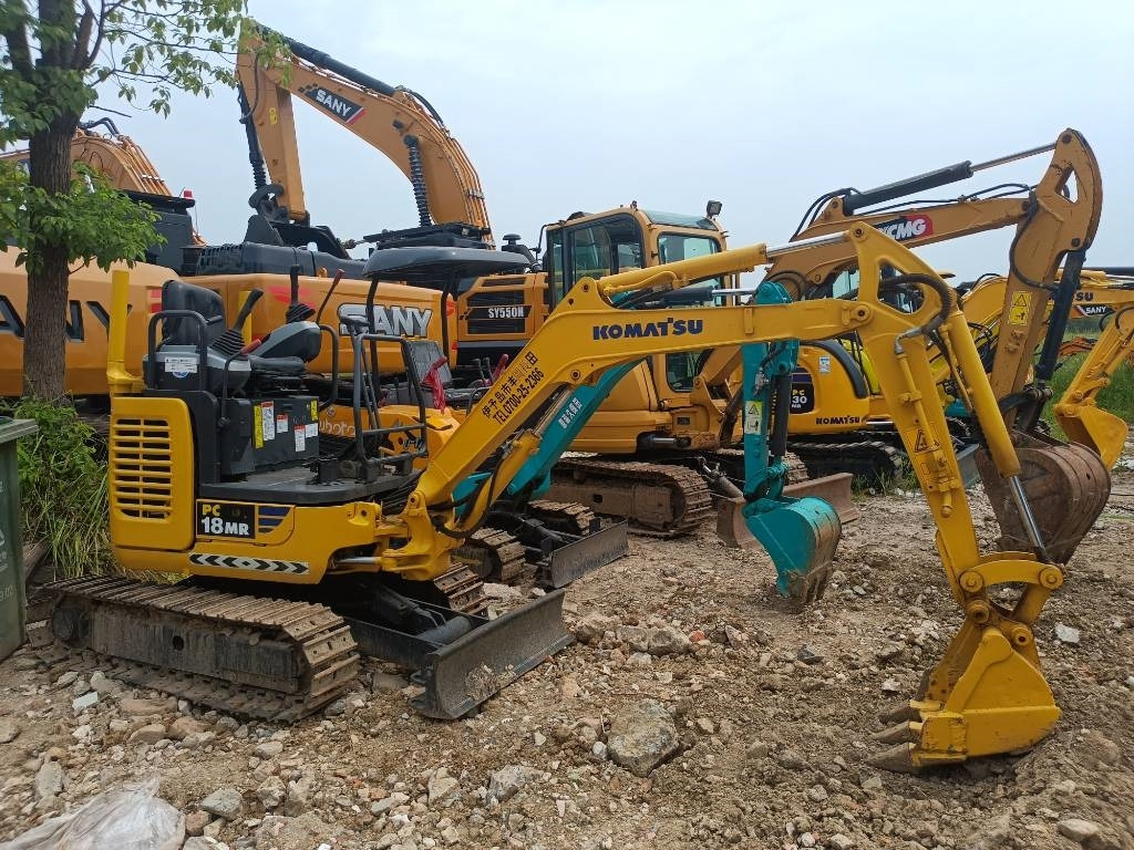 Komatsu PC 18 - Minikotró: 2 kép. Komatsu PC 18 - Minikotró: 2 kép.
