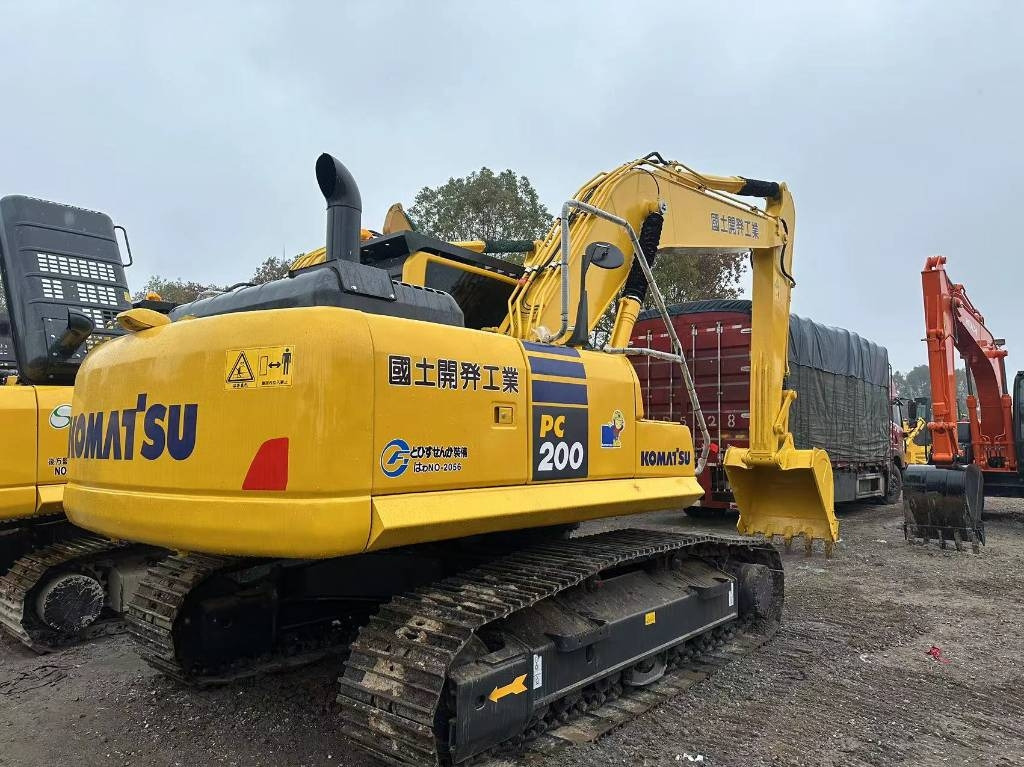 Komatsu PC 200 - Lánctalpas kotró: 1 kép. Komatsu PC 200 - Lánctalpas kotró: 1 kép.