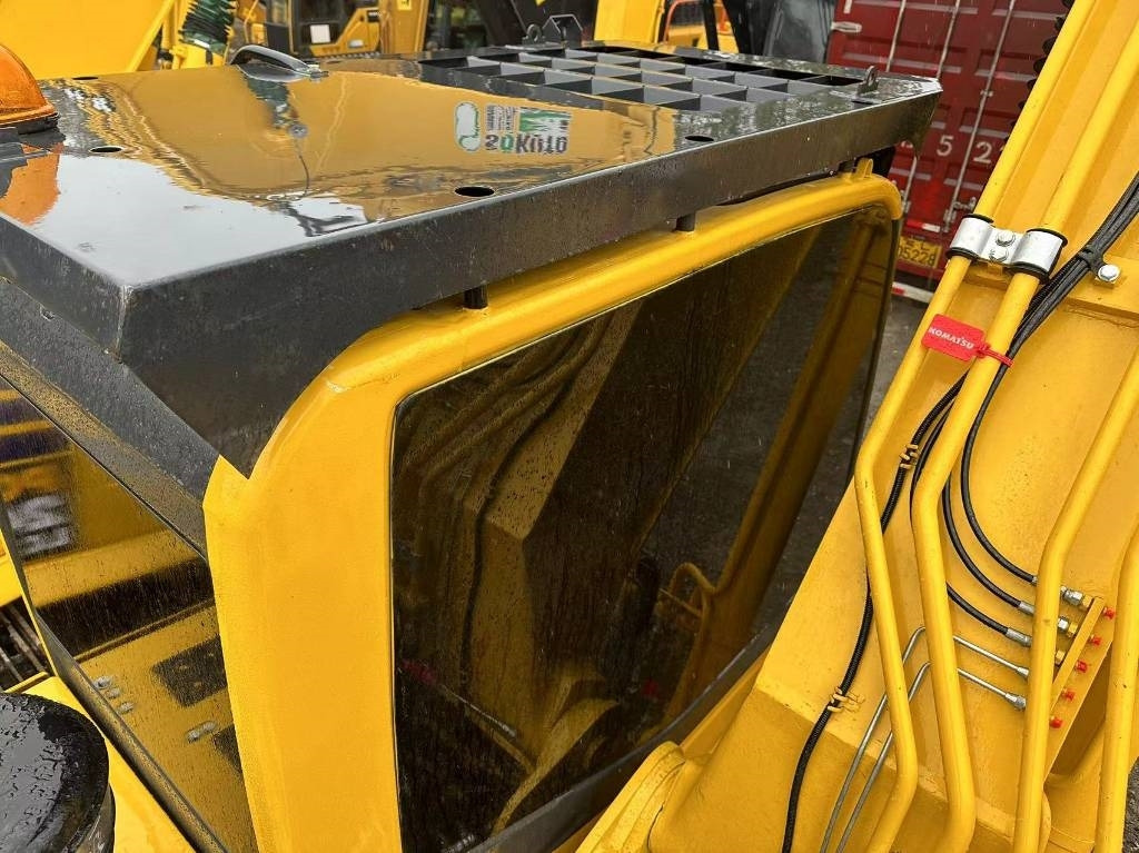 Komatsu PC 200 - Lánctalpas kotró: 2 kép. Komatsu PC 200 - Lánctalpas kotró: 2 kép.