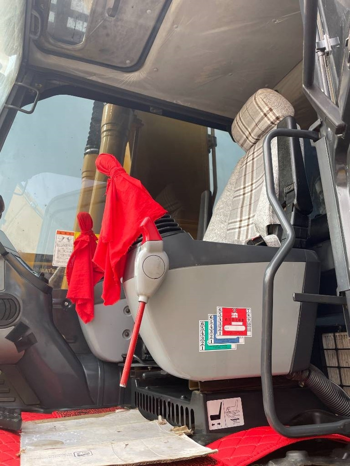 Komatsu PC 200 - Lánctalpas kotró: 3 kép. Komatsu PC 200 - Lánctalpas kotró: 3 kép.