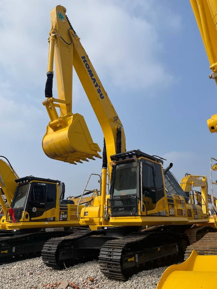 Komatsu PC 200 - Lánctalpas kotró: 2 kép. Komatsu PC 200 - Lánctalpas kotró: 2 kép.
