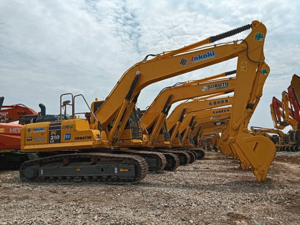 Komatsu PC 210 - Lánctalpas kotró: 2 kép. Komatsu PC 210 - Lánctalpas kotró: 2 kép.