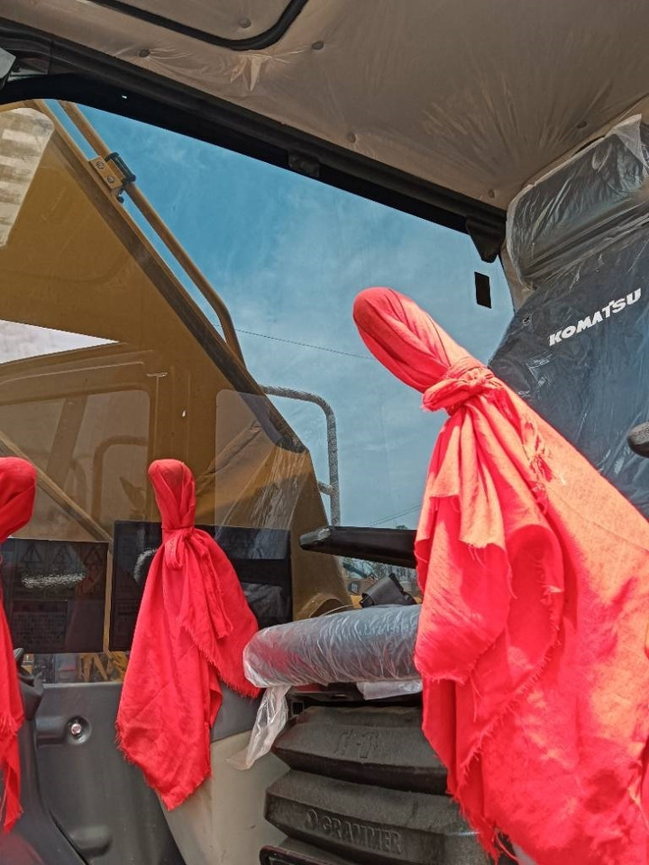 Komatsu PC 210 - Lánctalpas kotró: 4 kép. Komatsu PC 210 - Lánctalpas kotró: 4 kép.