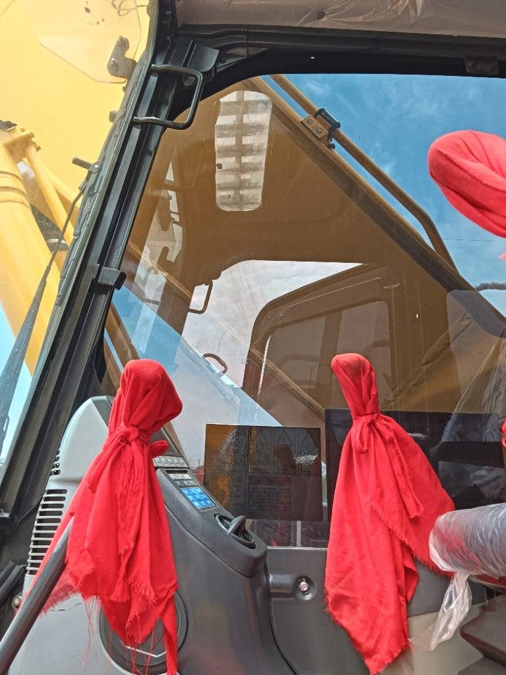 Komatsu PC 210 - Lánctalpas kotró: 5 kép. Komatsu PC 210 - Lánctalpas kotró: 5 kép.